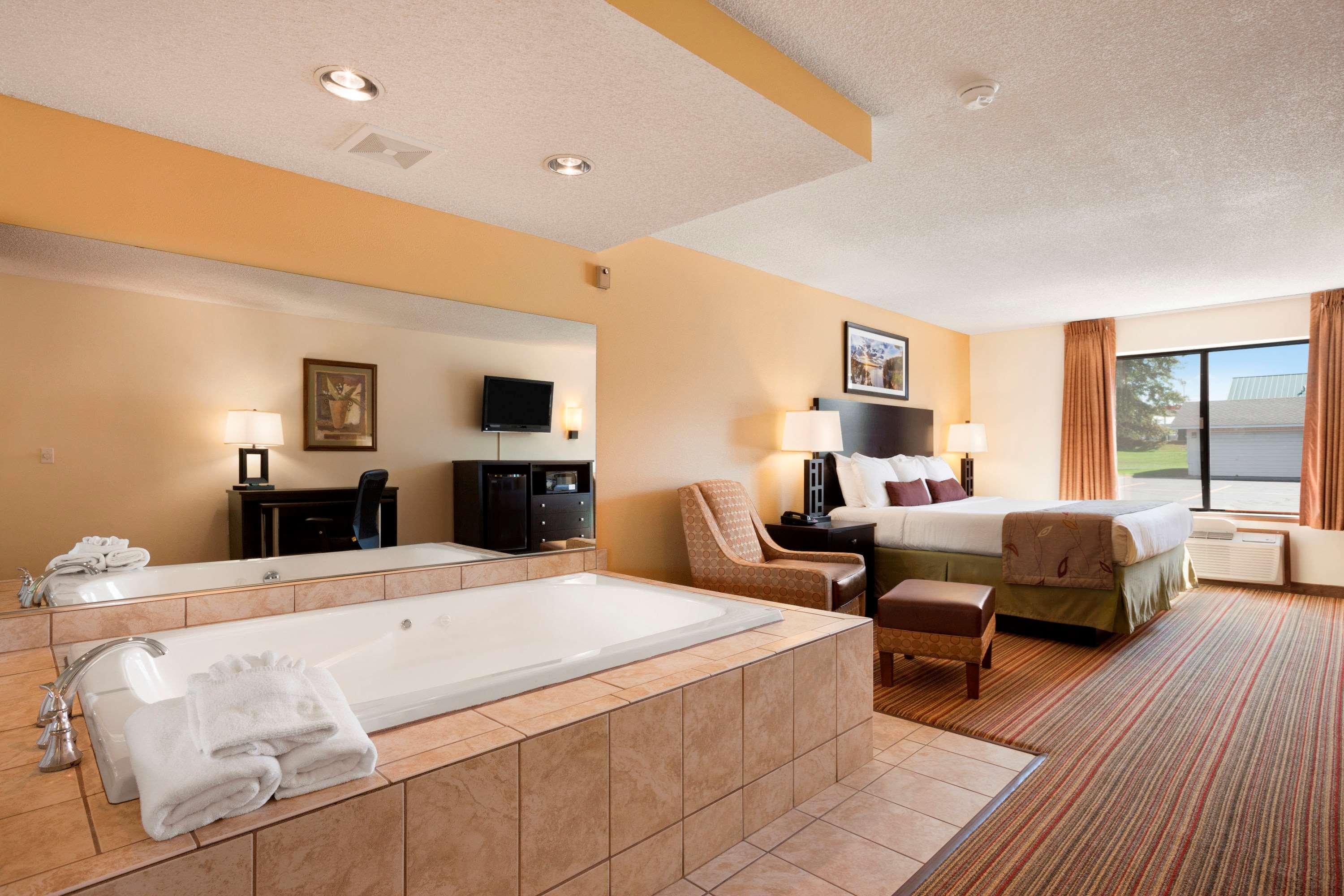 Отель Ramada By Wyndham Wisconsin Dells I-90 Экстерьер фото