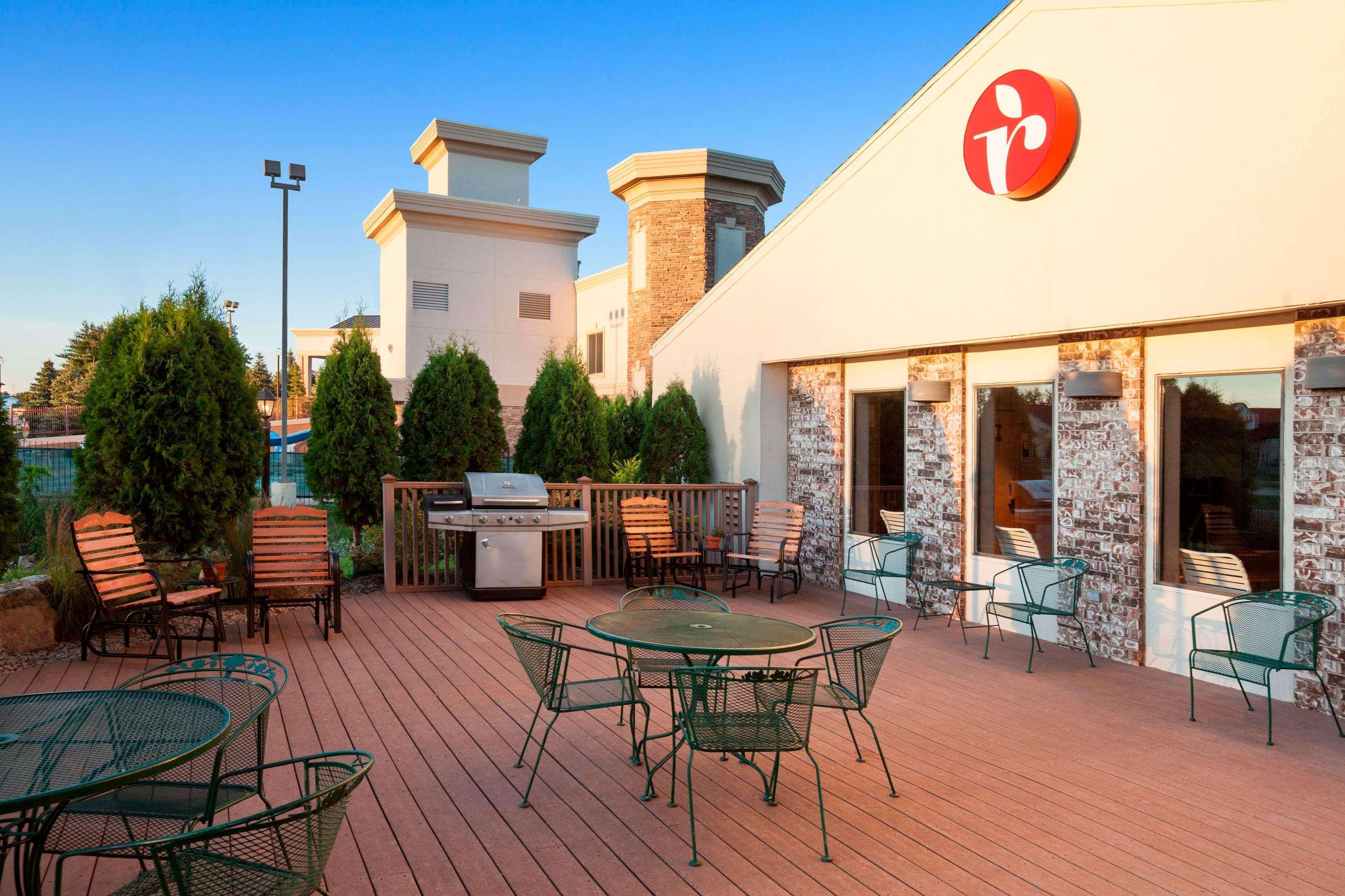 Отель Ramada By Wyndham Wisconsin Dells I-90 Экстерьер фото