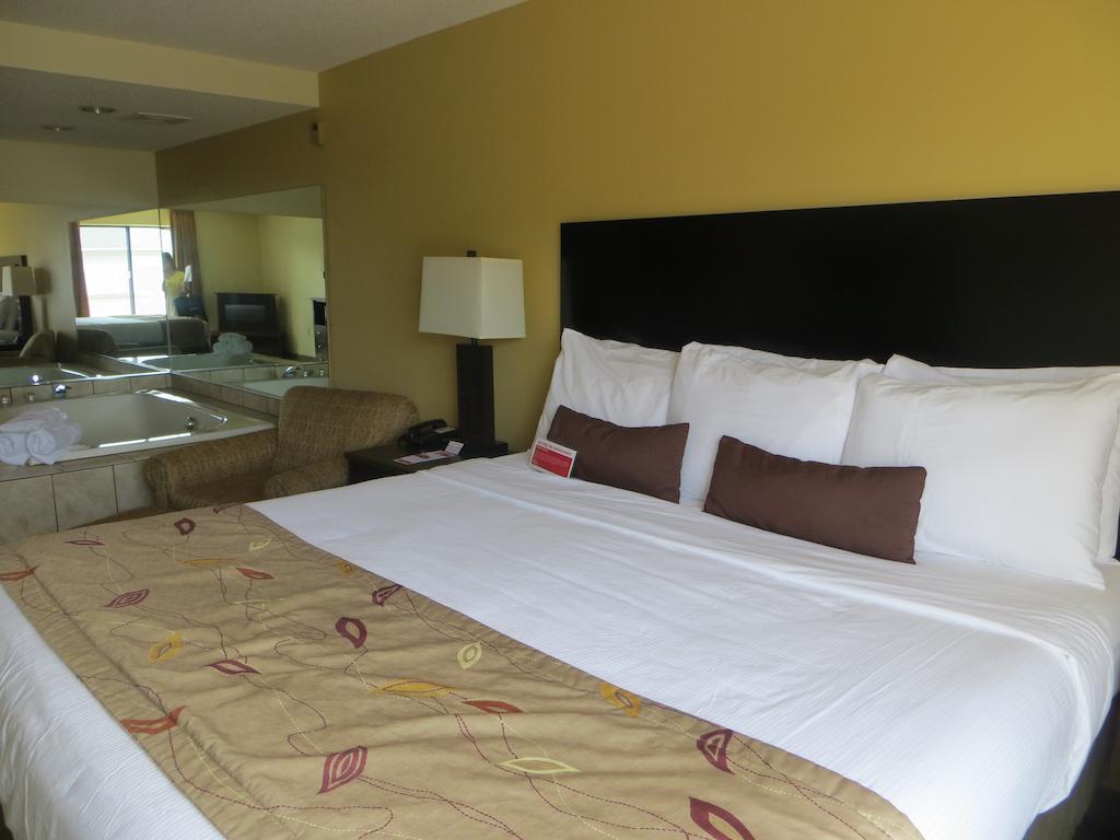 Отель Ramada By Wyndham Wisconsin Dells I-90 Экстерьер фото