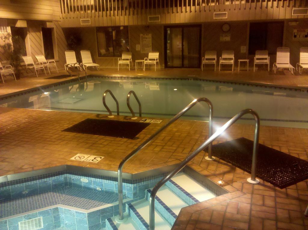 Отель Ramada By Wyndham Wisconsin Dells I-90 Экстерьер фото